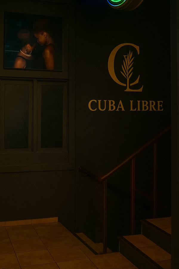Tmavé dveře se zlatým logem Cuba Libre