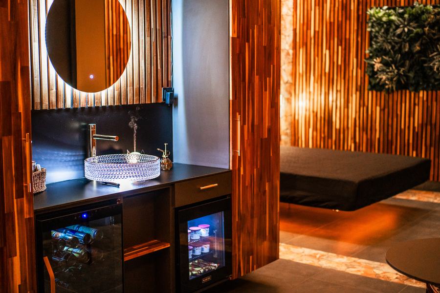 Umyvadlo, minibar a postel v boxu