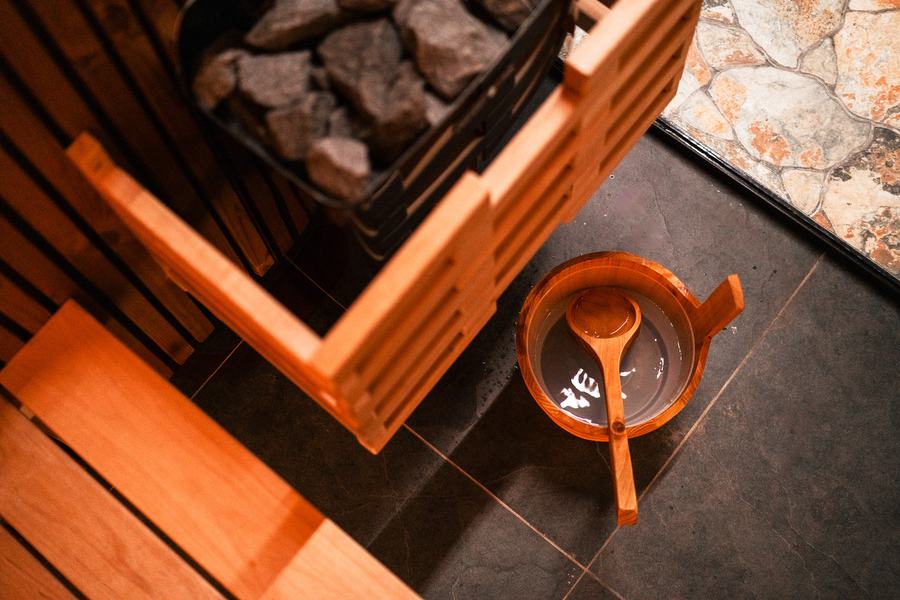 Saunová kamna a vědro s naběračkou