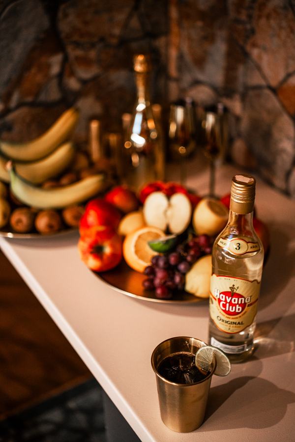 Ovocná mísa, rum Havana Club a drink s limetkou