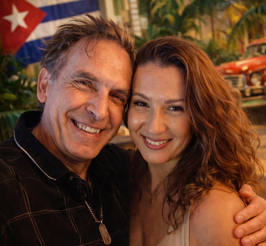 Simona a Robert, zakladatelé Cuba Libre Spa, s kubánskou vlajkou v pozadí