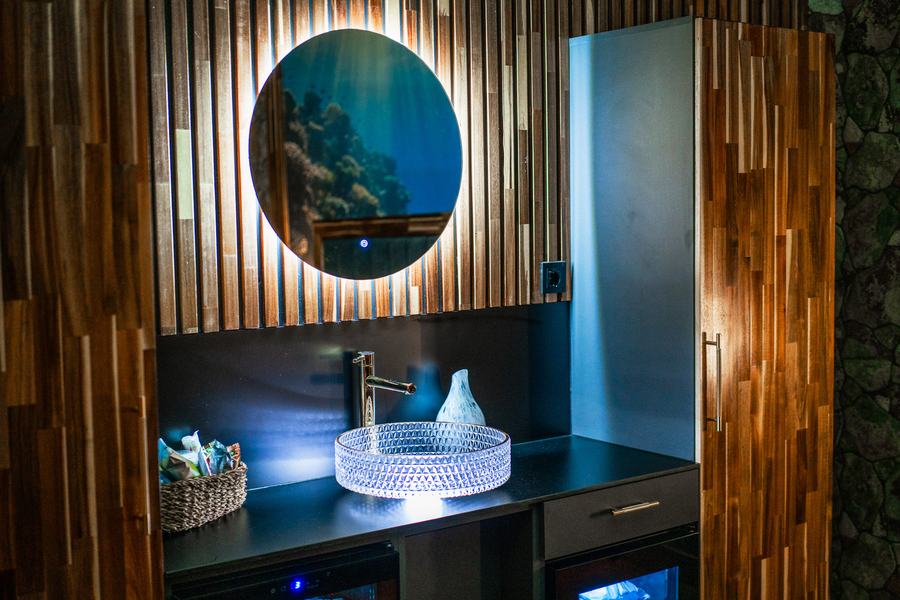 Křišťálové umyvadlo, kulaté podsvícené zrcadlo a minibar