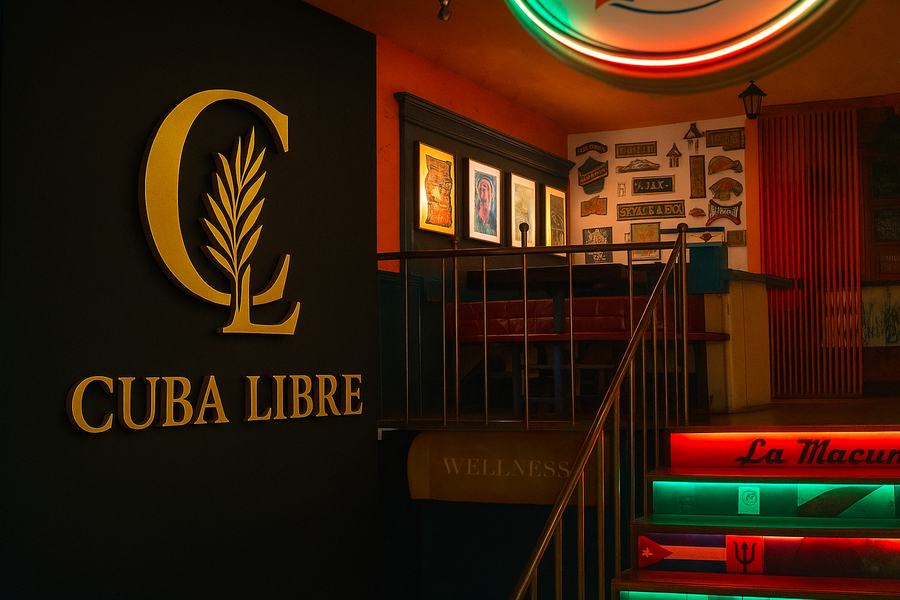 Vstup do Cuba Libre Spa se zlatým logem, schody vedou z baru La Macumba